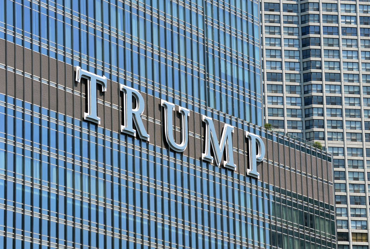 Trump w ogniu giełdowych spekulacji. Czy fuzja Truth social odwróci jego losy finansowe?
