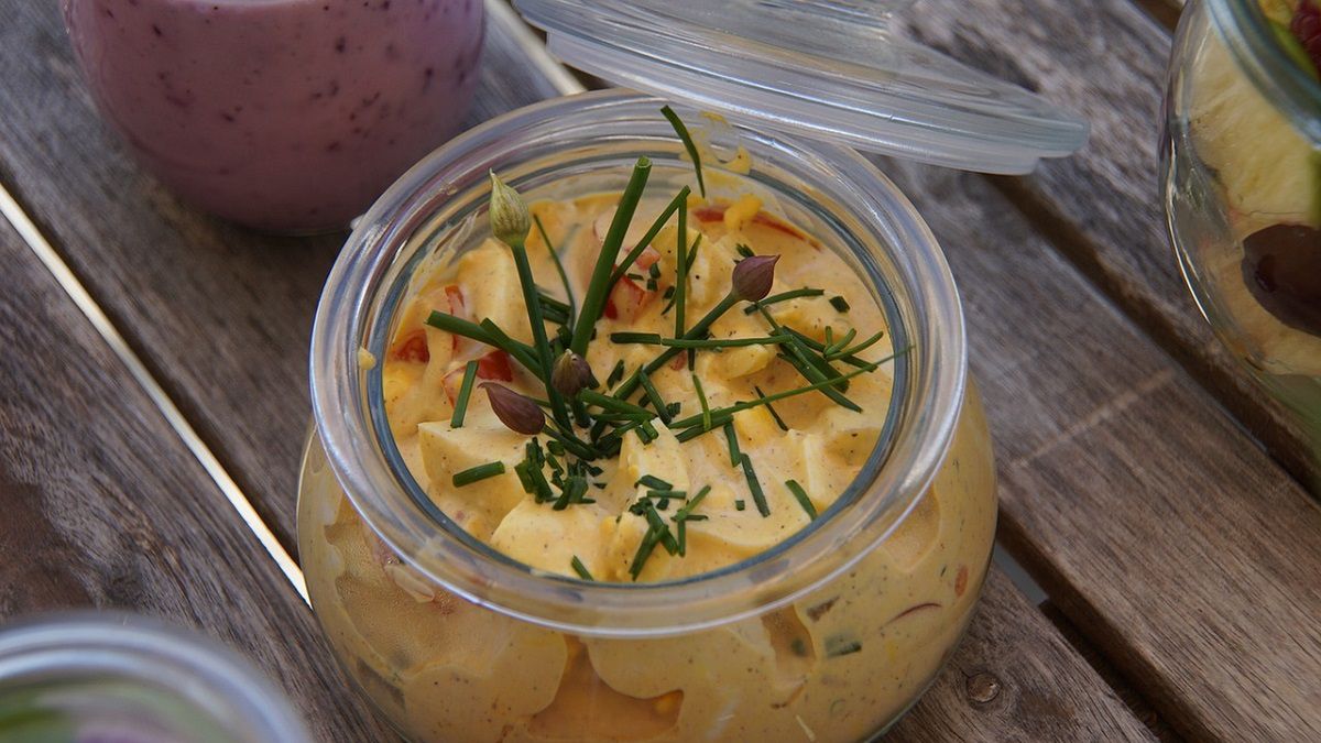 Czosnek niedźwiedzi w sałatce jajecznej. Fot. Pixabay