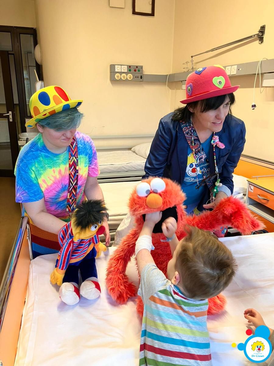 Katarzyna Szczęsna, koordynatorka Fundacji Dr Clown Oddział w Łodzi, z córką Weroniką 