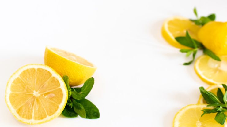 Jednym z domowych sposobów leczenia brodawczaka płaskiego jest przemywanie skóry sokiem z cytryny. 