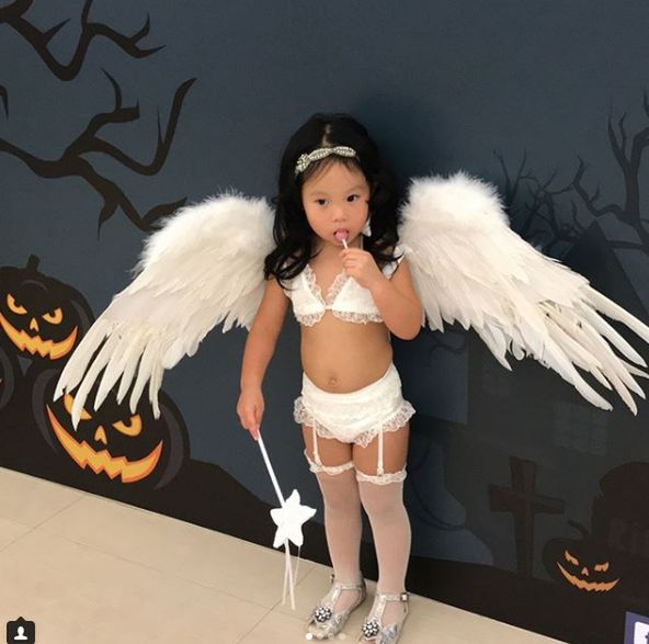 Dwulatka przebrana za aniołka Victoria's Secret