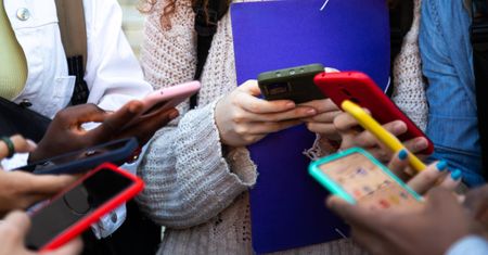 Więcej czasu w social mediach, większe ryzyko depresji. Naukowcy biją na alarm