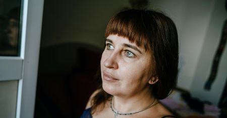 "Uśmiechnięta" depresja to podstępna choroba. Takie daje objawy