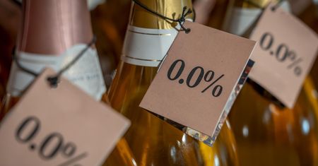 Polacy piją coraz mniej alkoholu. Trend NoLo rośnie w siłę
