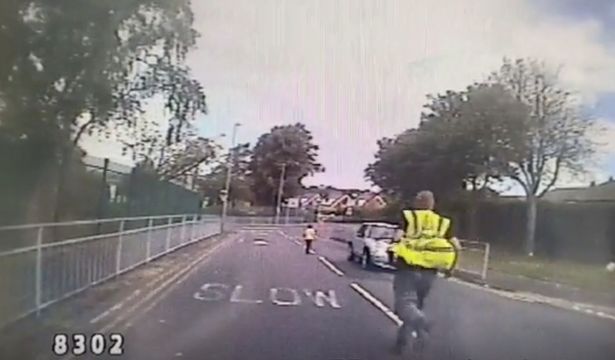 Robotnik przjeżdzający nieopodal ruszył za dzieckiem