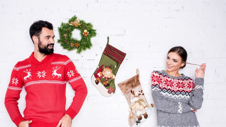 Świąteczne swetry sprawdzają się w sezonie zimowym, bez obaw mogą je nosić i kobiety, i mężczyźni