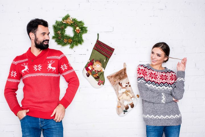 Świąteczne swetry sprawdzają się w sezonie zimowym, bez obaw mogą je nosić i kobiety, i mężczyźni