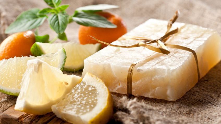 Chowanie mydła pod prześcieradłem ma pomagać na zespół niespokojnych nóg