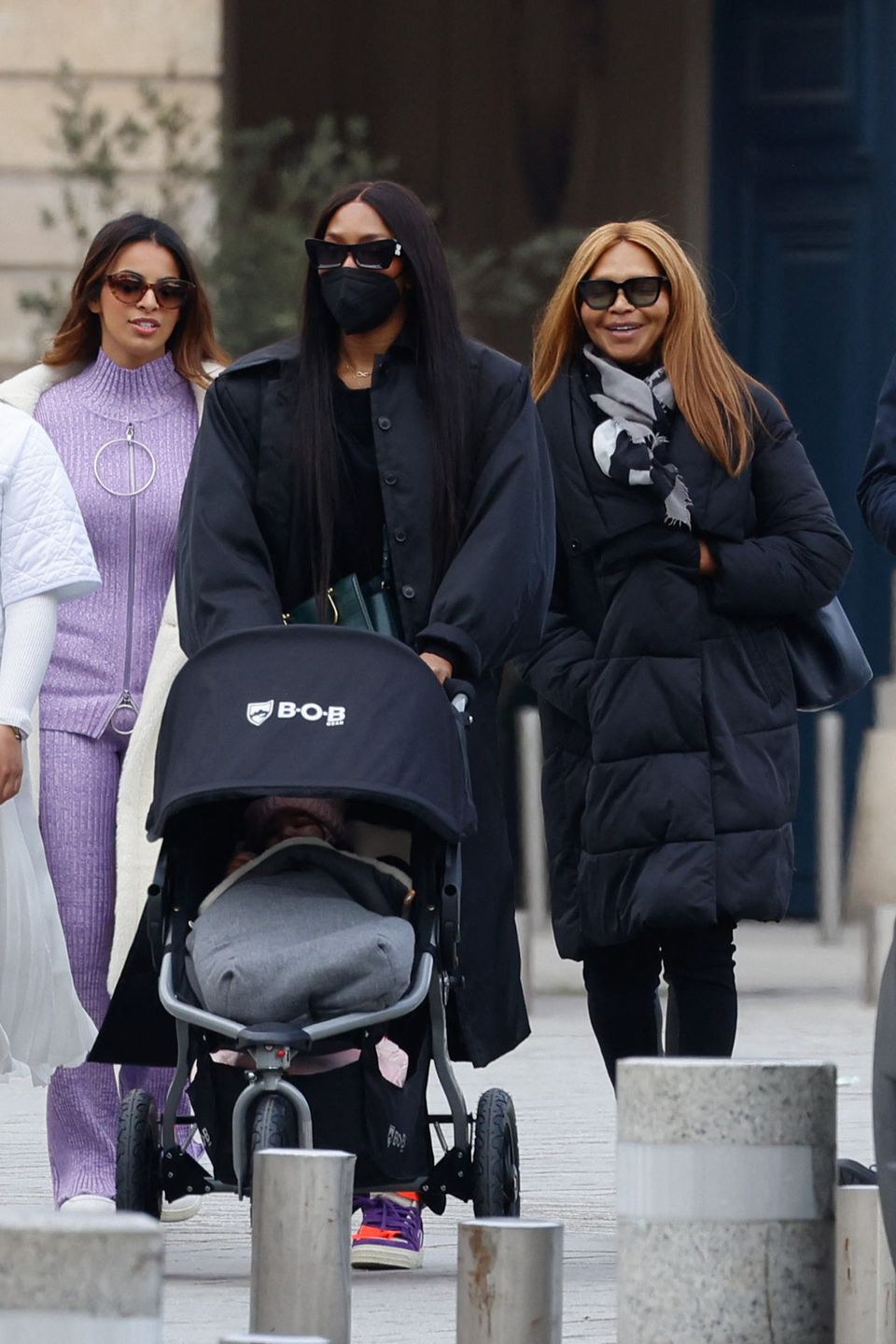 Naomi Campbell z mamą Valerie Morris Campbell i córką w Paryżu | fot. ONS