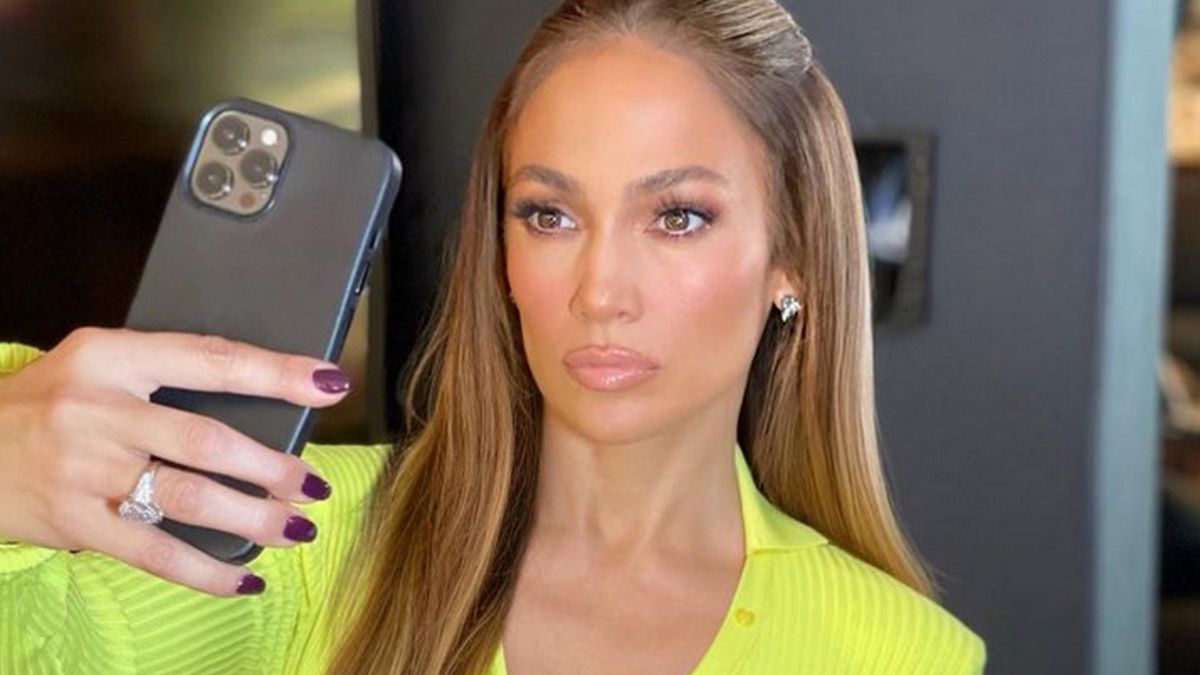 Zdradza, jaki kosmetyk ma zawsze w torebce. Jennifer Lopez stosuje go codziennie