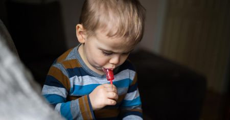Nie dawaj go dziecku. "Może trwale uszkodzić sobie mózg"