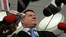Sławomir Skrzypek rozmawia z dziennikarzami w Sejmie