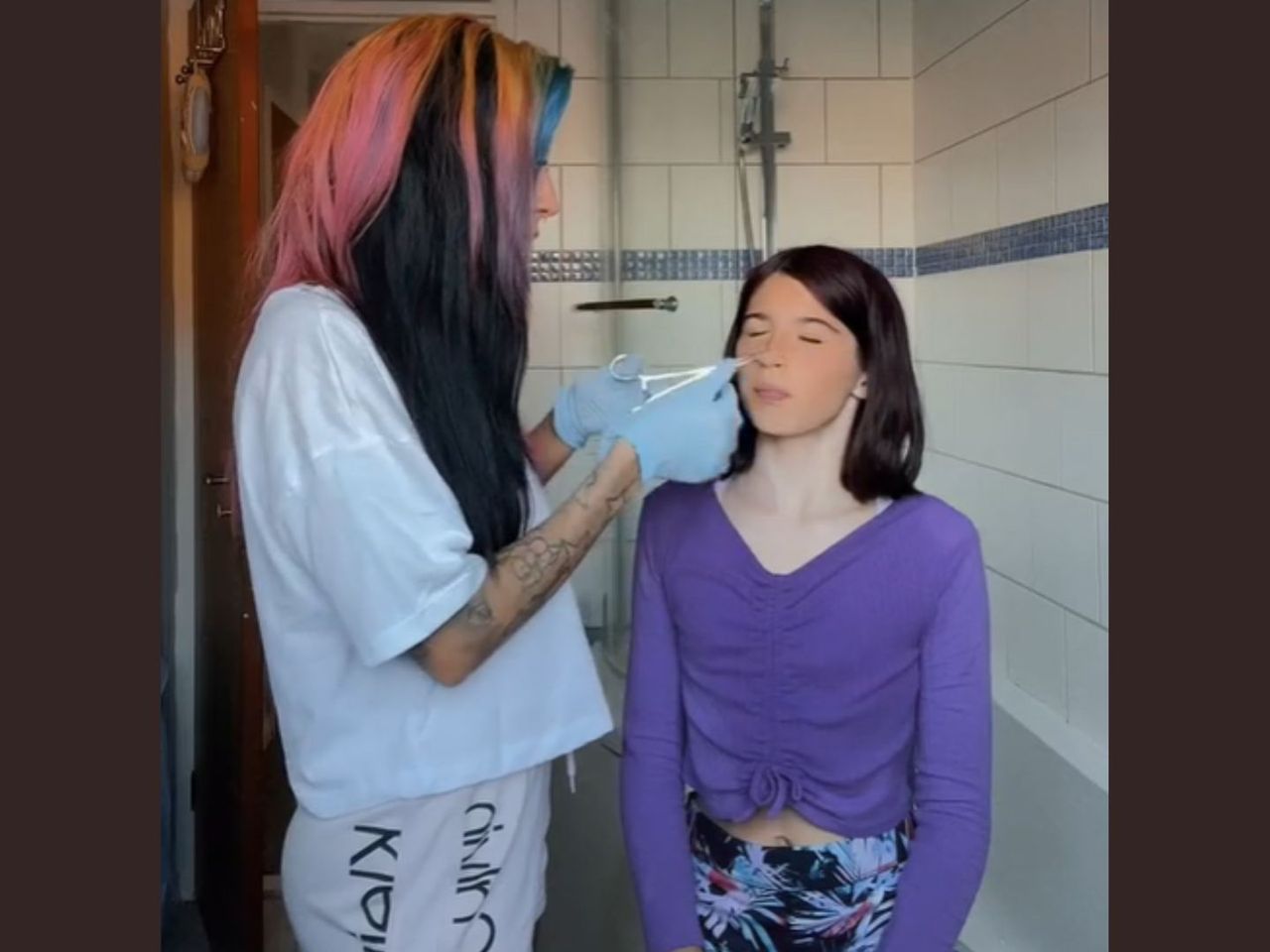 Zrobiła 12-latce kolczyk w nosie. Otrzymała telefon od wychowawcy