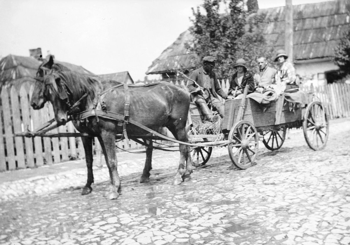 Wielu mieszkańców Wołynia przezornie uciekło ze swoich domów, rodzina Rozalii nie chciała porzucać dorobku życia. Na zdjęciu furmanka, czyli jeden z podstawowych pojazdów, jakim poruszali się mieszkańcy Wołynia. Zdjęcie z książki ”Dziewczyny z Wołynia” (materiały prasowe)