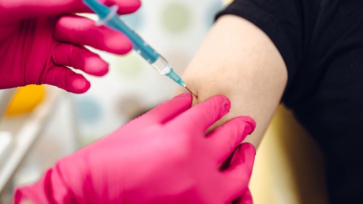 Nastolatka zmarła po szczepieniu. Powodem była zakrzepica