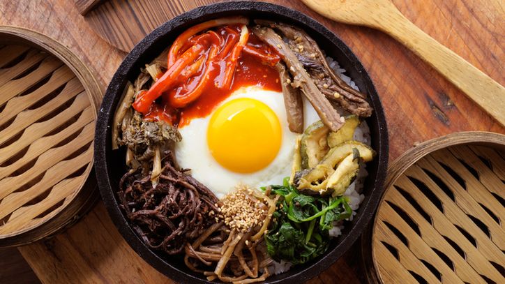 Bibimbap to popularne danie kuchni koreańskiej.