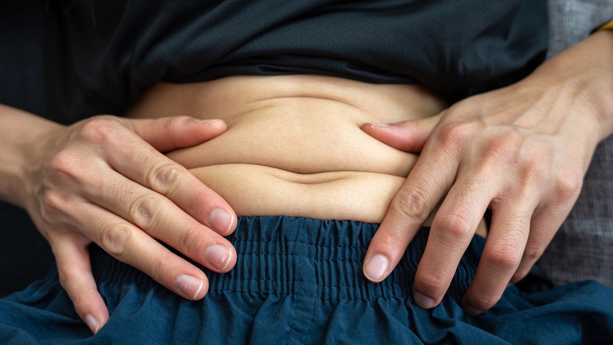 Ból i uczucie rozpierania pod żebrami może wskazywać na nowotwór układu pokarmowego