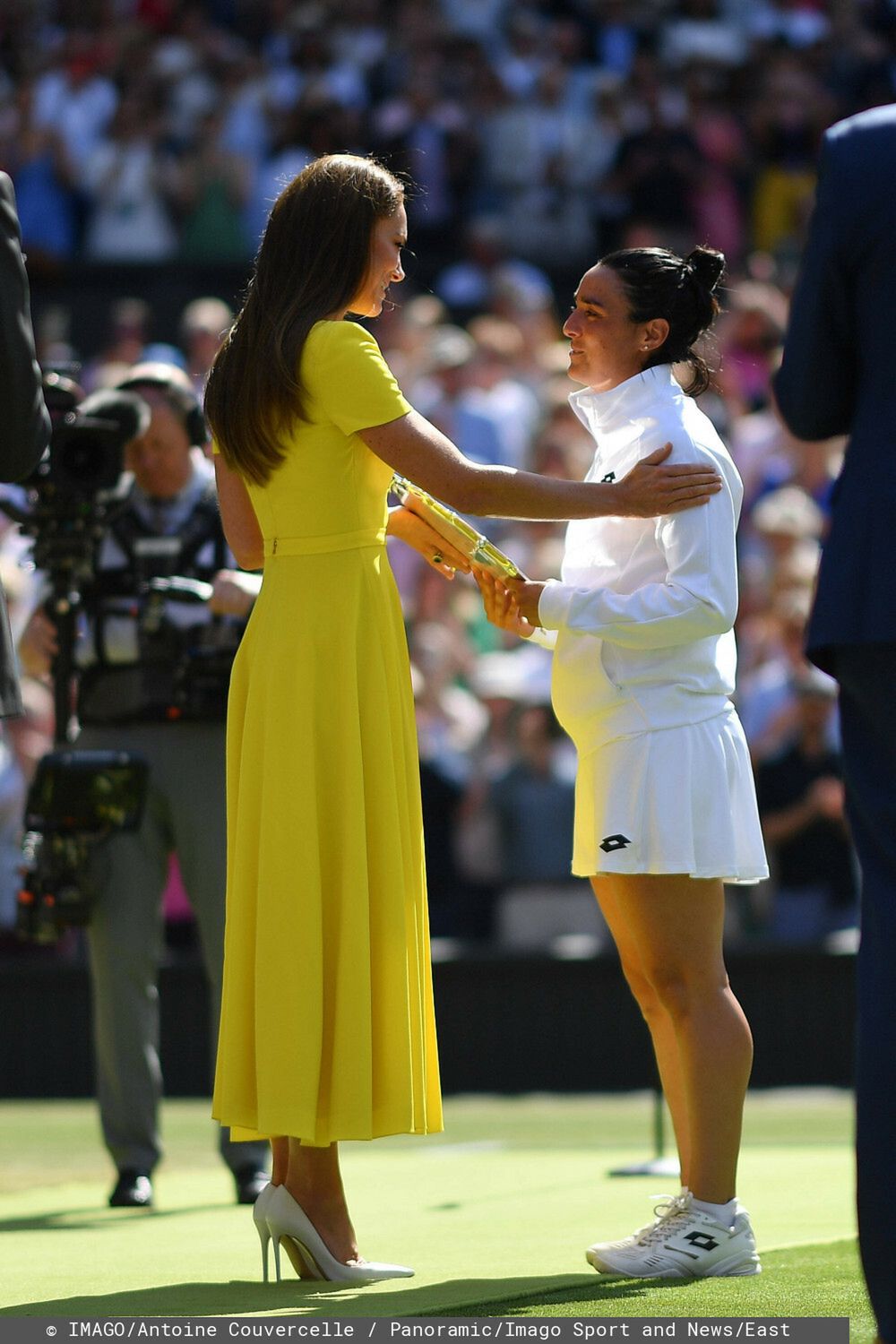 Ons Jabeur Tun receiving trophy from Kate Middleton in the womens final at Wimbledon TENNIS : Wimbledon 2022 : 09/07/2022 AntoineCouvercelle/Panoramic PUBLICATIONxNOTxINxFRAxITAxBEL