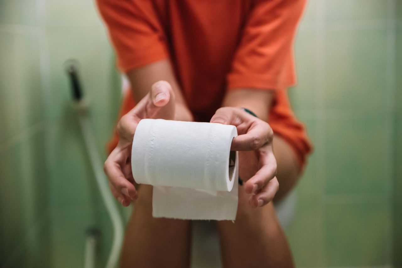 Symptomy raka odbytu można zauważyć w toalecie