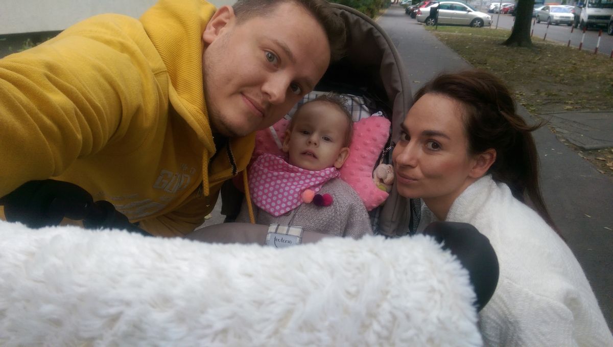 Beata i Krzyszfof Leśniak wraz z córką czekają na wylot do Filadelfii