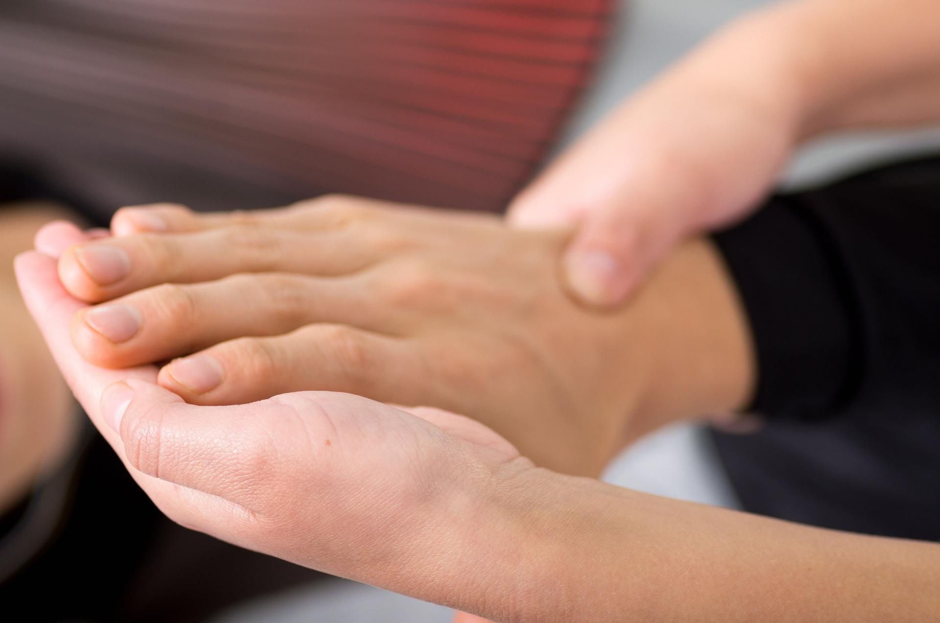 Białe plamki na paznokciach to przeważnie wynik niedoboru wapnia w organizmie. Czasem jednak za ich powstawanie odpowiada niewystarczająca ilość cynku