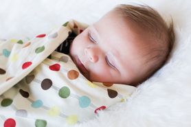 Zawijanie niemowląt w powijaki zwiększa ryzyko śmierci łóżeczkowej.