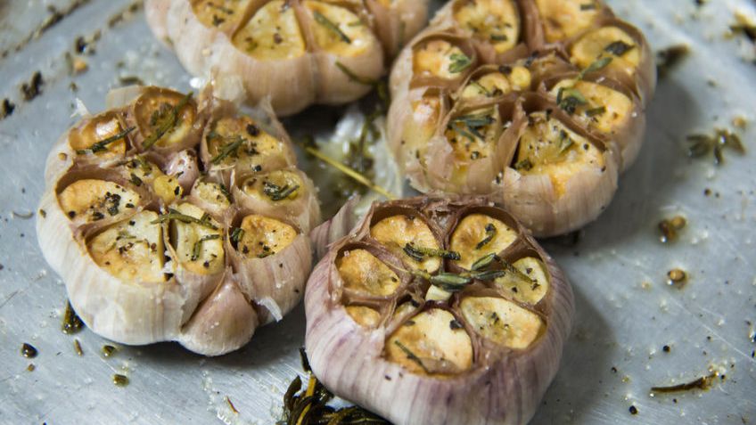 Pieczony czosnek ma pozytywny wpływ na zdrowie