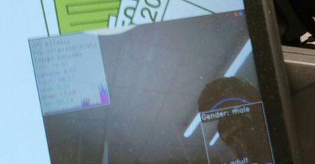 Żabka gromadzi dane o klientach? Sieć tłumaczy się ze zdjęcia, które oburzyło internautów