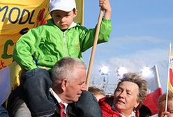 Tysiące wiernych czeka na lotnisku w Balicach