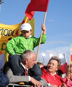 Tysiące wiernych czeka na lotnisku w Balicach