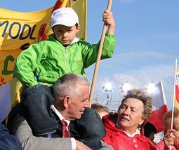 Tysiące wiernych czeka na lotnisku w Balicach