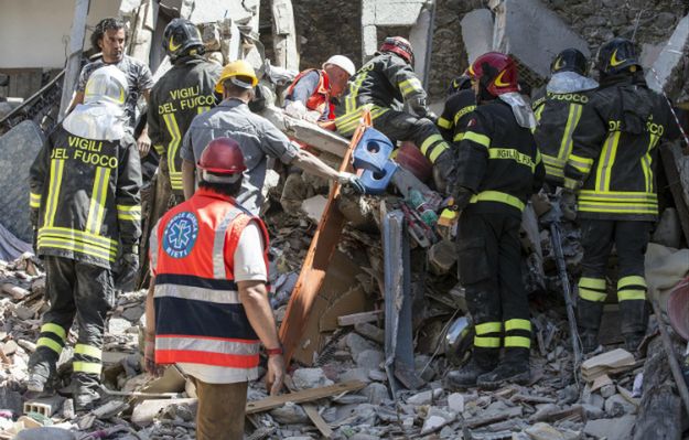 Trzęsienie ziemi we Włoszech: siostra nakryła 4-latkę własnym ciałem. Sama nie przeżyła