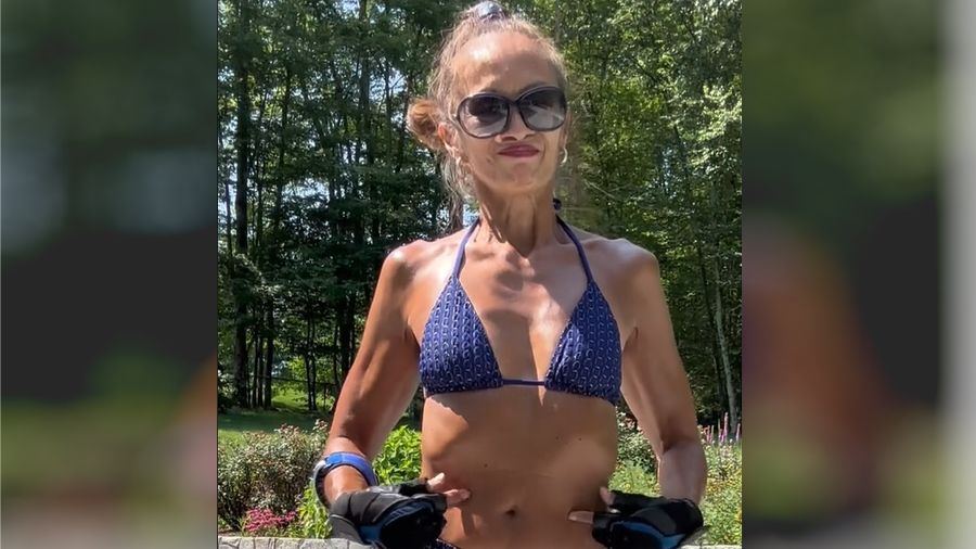 Wysportowana 65-latka. Pozuje w bikini