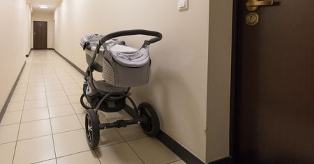 Znalazła psią kupę w wózku dziecka. Sąsiedzka wojna na klatce schodowej o wózek