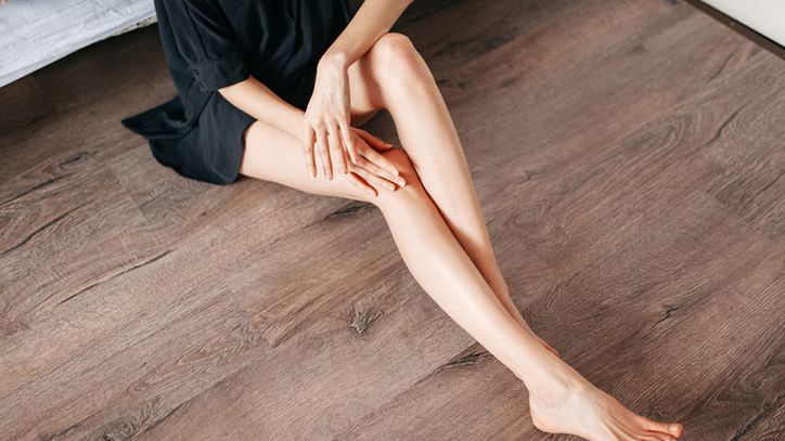 Krostki na nogach mogą mieć wiele przyczyn, warto skonsultować je z dermatologiem. 