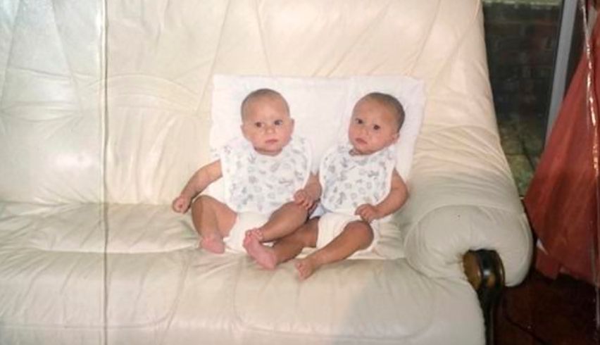 Bliźniaczki były ubierane tak samo od zawsze