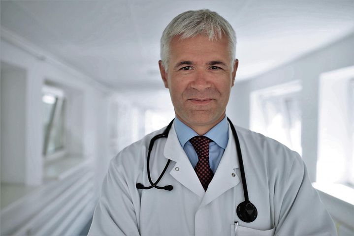 Prof. dr hab. Andrzej Gackowski jest kardiologiem