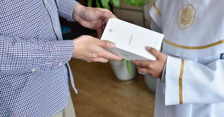 Już nie pieniądze w kopercie. Teraz wśród chrzestnych panuje inna moda