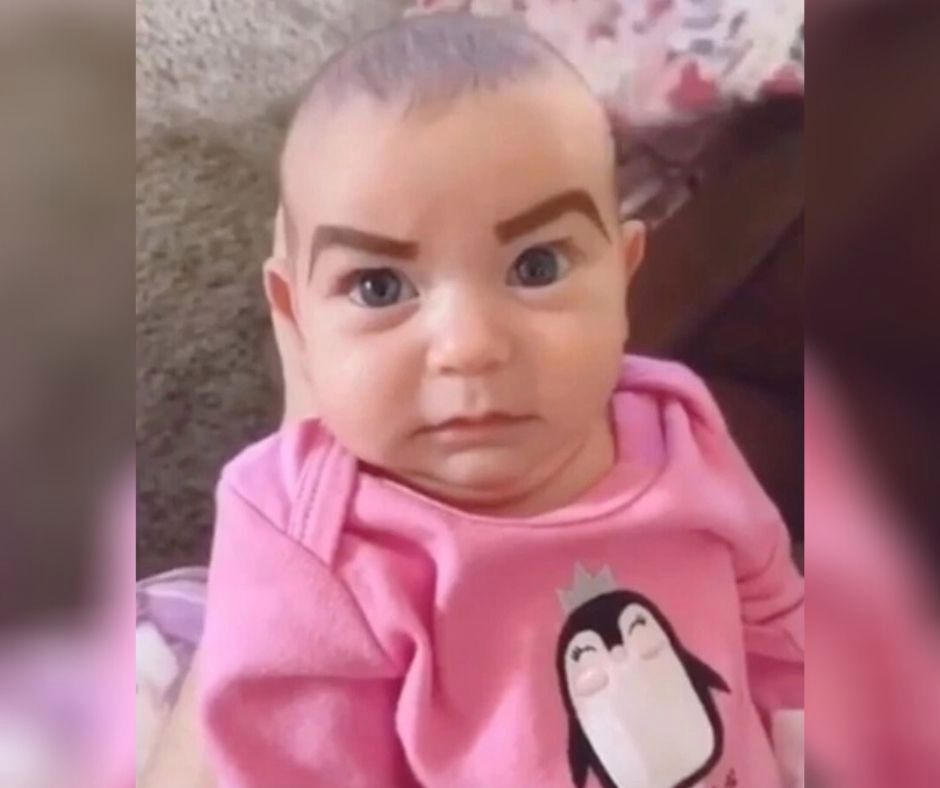 Matka narysowała sztuczne brwi na twarzy córeczki