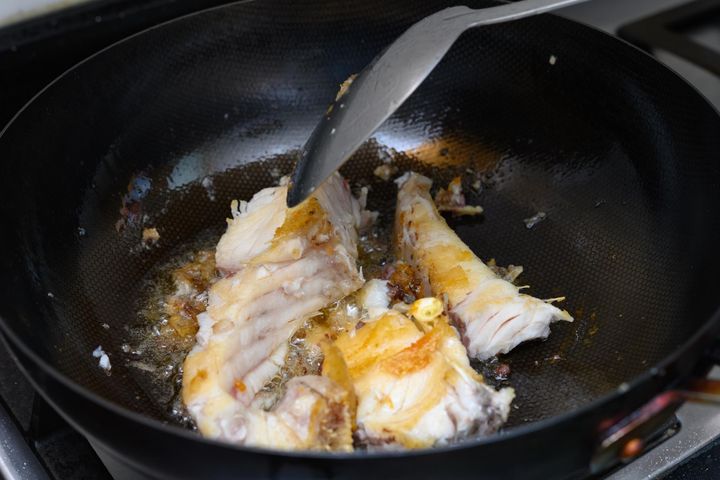 Ryby stanowią cenne źródło kwasów omega-3. Niestety, podawane w wersji smażonej mogą powodować nadciśnienie lub miażdżycę.