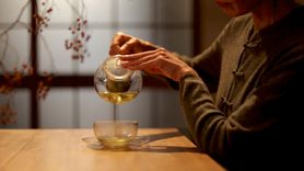 5 herbat, które działają lepiej niż kawa (WIDEO)