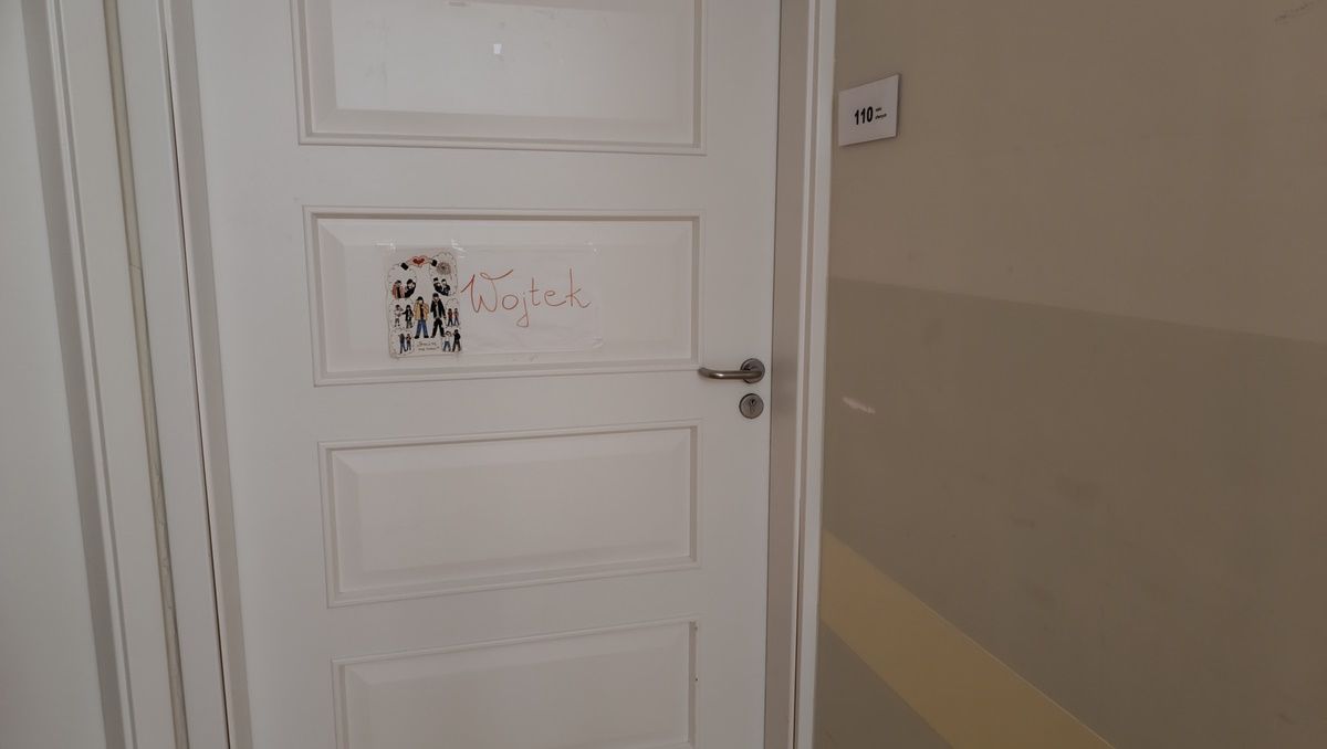 Drzwi do każdego pokoju są podpisane, wiele z nich jest udekorowanych lub wiszą na nich zdjęcia dziecka, które mieszka w środku
