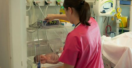 Jak podawać dziecku colostrum? Obalamy popularne mity