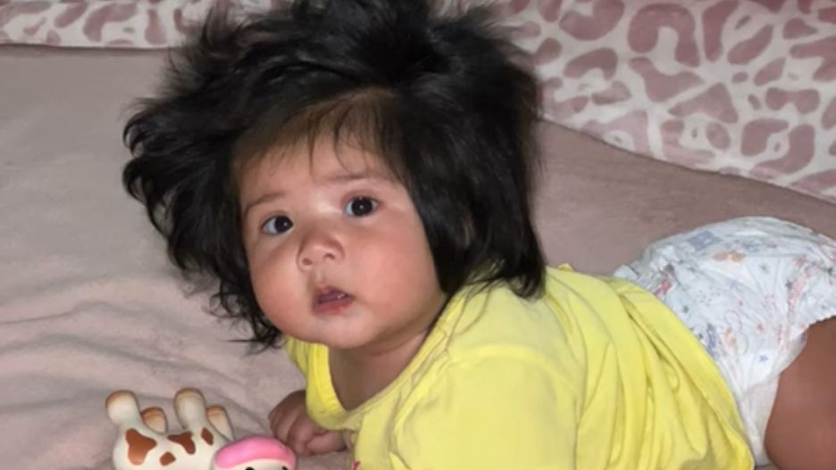 Podczas USG powiedziano jej, że dzięcko urodzi się z burzą włosów. Fryzura dziewczynki robi wrażenie