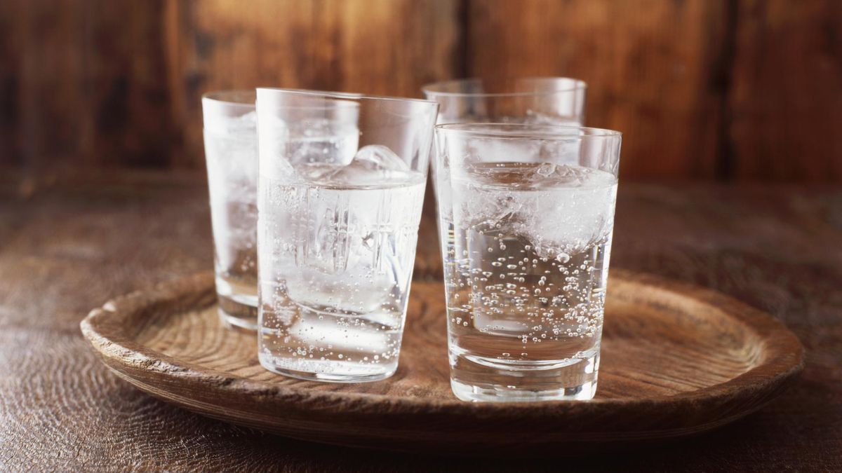 Jak woda gazowana wpływa na organizm?