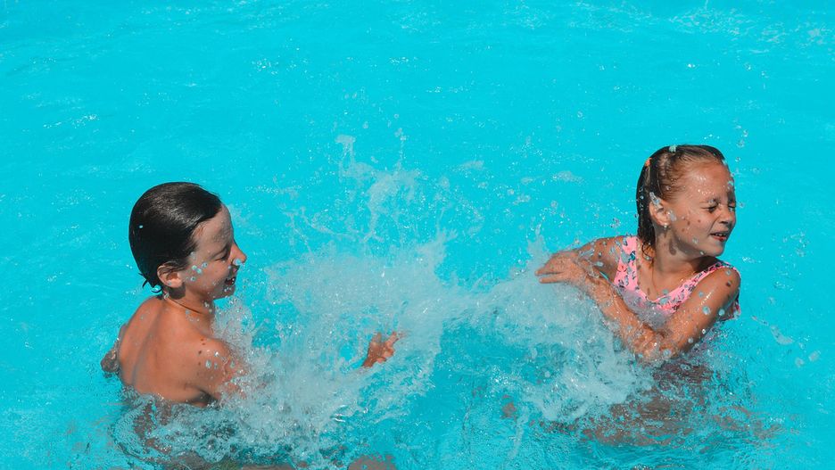 Dziecko chciało wejść do basenu. Doszło do wielkiej awantury