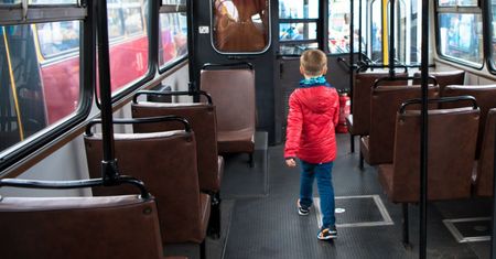 4-latek przez 4 godziny sam w autobusie. "Płakał, pukał w szybę"