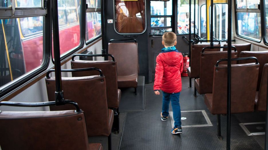 Czterolatek chorujący na epilepsję pozostawiony w szkolnym autobusie. Spędził w nim sam cztery godziny