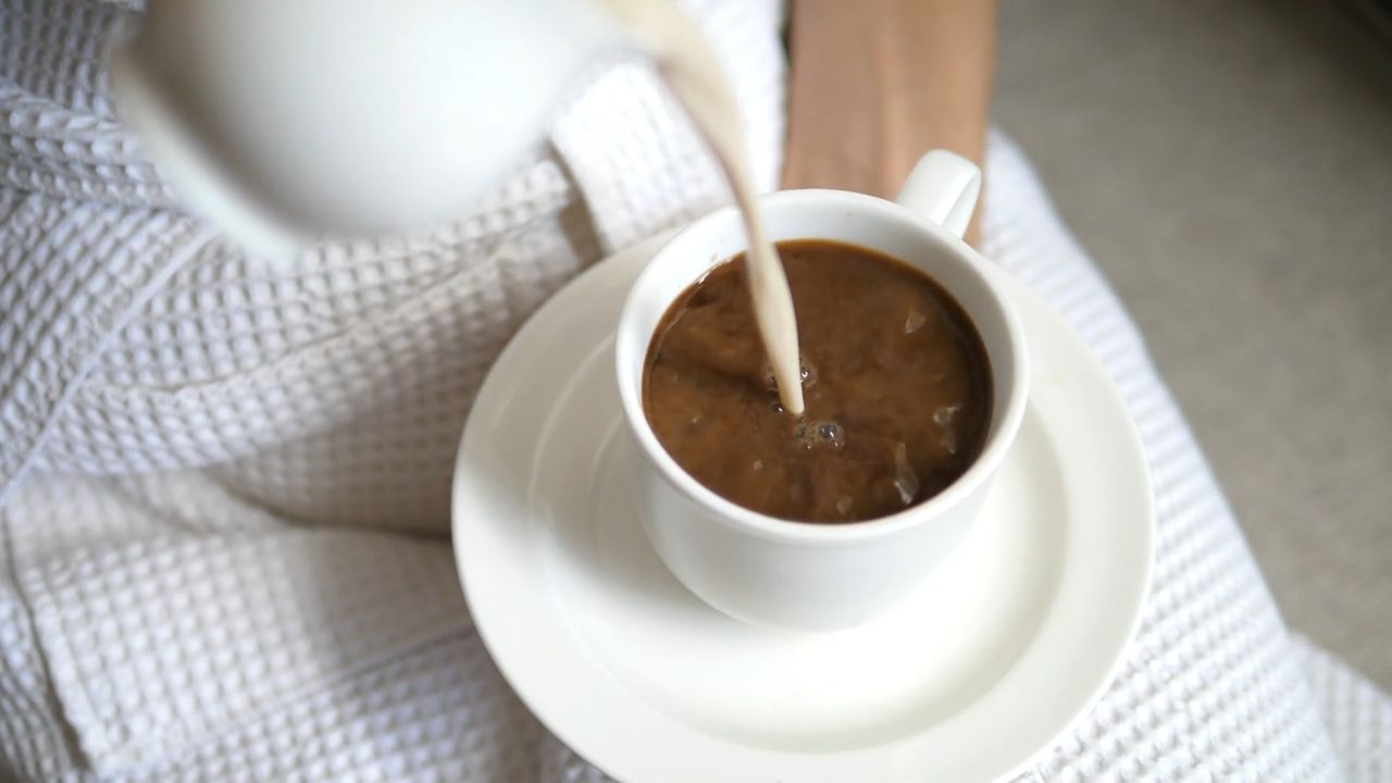 Dlaczego nie powinniśmy pić kawy z mlekiem? (WIDEO)