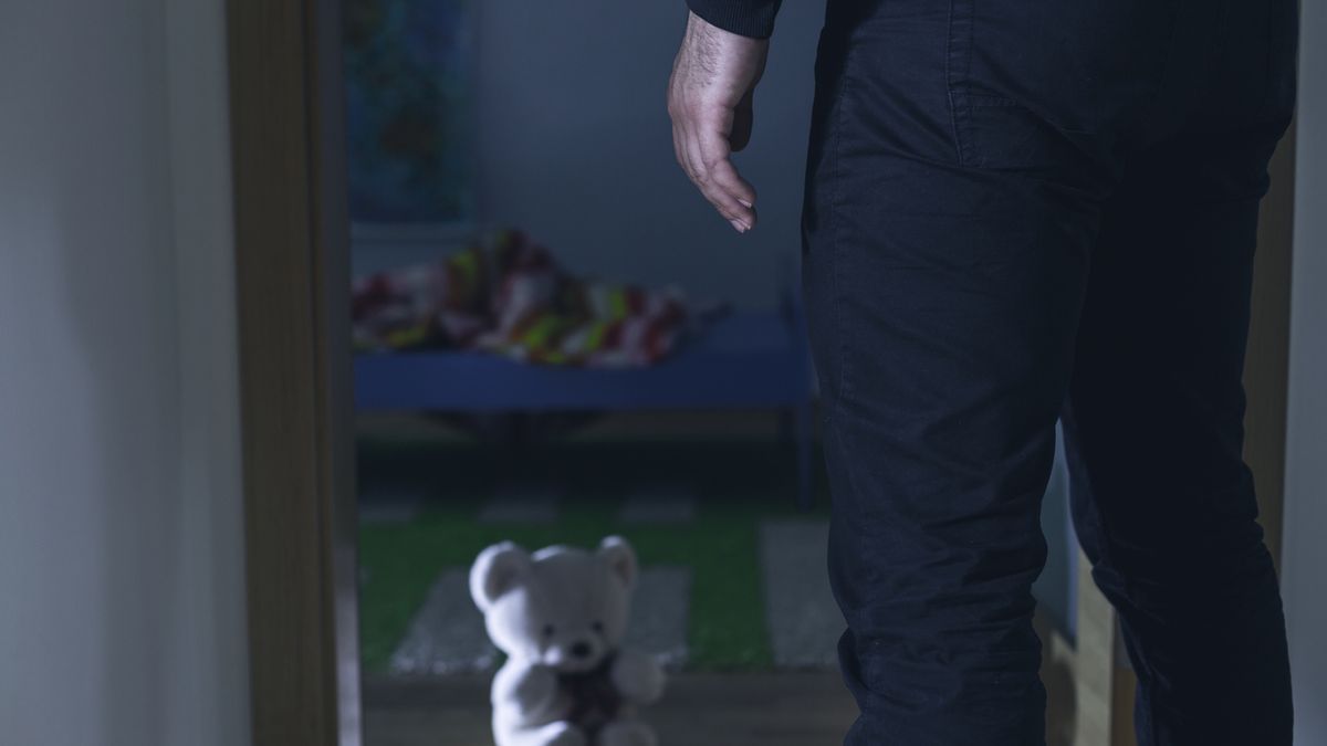 Ojciec oskarżony o bycie sutenerem własnego dziecka. Miał sprzedawać trzylatka pedofilom